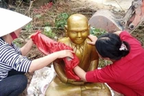 Phát hiện pho tượng lạ màu vàng khi đào đất ngăn đầm tôm