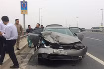 Xế hộp đâm liên hoàn trên cầu Nhật Tân, 6 người bị thương