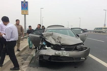 Xế hộp đâm liên hoàn trên cầu Nhật Tân, 6 người bị thương