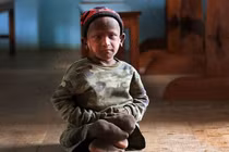 Kinh hoàng bé trai đáng yêu tự...hóa đá