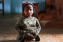 Kinh hoàng bé trai đáng yêu tự...hóa đá