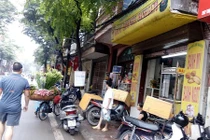 Hà Nội ngập, một người đàn ông bị nước cuốn trôi trên đường