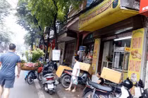 Hà Nội ngập, một người đàn ông bị nước cuốn trôi trên đường