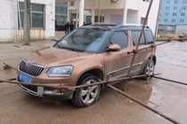 Sốc với nhóm công nhân giam xe của sếp đòi tiền thưởng Tết