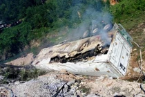 Quảng Bình: Xe container lao xuống vực bốc cháy, tài xế tử vong
