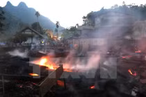 Hỏa hoạn thiêu rụi 11 nhà sàn làm từ gỗ quý