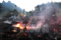 Hỏa hoạn thiêu rụi 11 nhà sàn làm từ gỗ quý