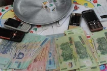 Nghệ An: Bắt quả tang Trạm trưởng Kiểm lâm say sưa đánh bạc