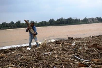 Đánh cược tính mạng để vớt củi sau lũ ở cửa biển Nhật Lệ