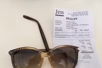 Mua kính 10 triệu hỏng luôn: Jess Lotte hành xử coi thường khách hàng