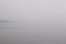 Cảnh hiếm thấy Hà Nội chìm trong sương mù giữa trưa