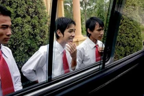 Hài hước cảnh nam nhi tu sửa “nhan sắc” nơi công cộng