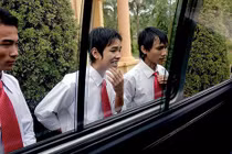 Hài hước cảnh nam nhi tu sửa “nhan sắc” nơi công cộng