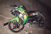 Đâm vào cột điện, 3 thanh niên tử vong trong đêm