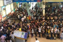 Người dân đổ xô về nghỉ lễ 30/4, bến xe chật kín người