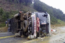 Lật xe giường nằm trên cao tốc Nội Bài – Lào Cai