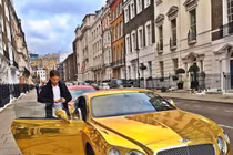 Choáng hội con nhà giàu London siêu xe dát vàng, dùng tiền lau giày