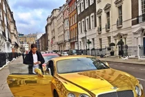 Choáng hội con nhà giàu London siêu xe dát vàng, dùng tiền lau giày