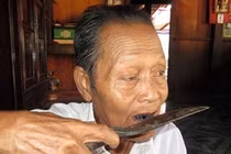 Thiếu nữ căng tai làm “chết mê” trai bản