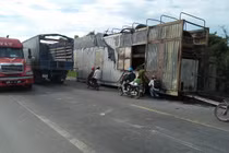 Nhiều xế hộp bị thiêu rụi trên xe đầu kéo ở Huế