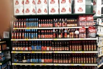 Nước mắm truyền thống vẫn được bày bán bình thường trong siêu thị