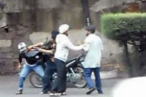 Thầy hiệu phó bị đánh hội đồng trước cổng trường