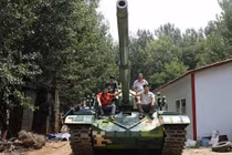 Bố tự chế xe tăng cho trường học của con trai