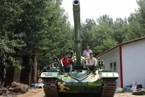 Bố tự chế xe tăng cho trường học của con trai