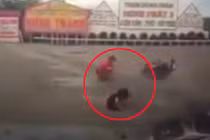 Va chạm với ô tô, bố bật dậy ôm con sau cú ngã