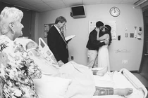 Con gái kết hôn bên giường bệnh của cha đang hấp hối