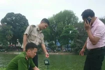 Thanh niên ngáo đá ra tháp rùa tạo dáng...nàng tiên cá