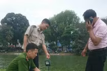 Thanh niên ngáo đá ra tháp rùa tạo dáng...nàng tiên cá