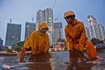 Sài Gòn mưa không lớn, đường Nguyễn Hữu Cảnh vẫn ngập nặng