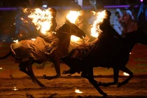 Khoác áo lửa, cưỡi ngựa trong Đại hội thể thao du mục