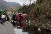 Hòa Bình: Xe bồn đâm xe khách, 2 người tử vong