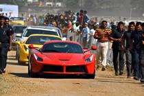 8 vệ sĩ hộ tống một chiếc Ferrari LaFerrari