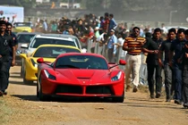 8 vệ sĩ hộ tống một chiếc Ferrari LaFerrari
