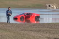 Cú bay xuống hồ của Lamborghini Gallardo 2000 mã lực