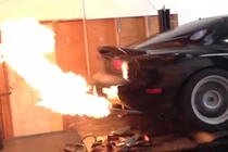 Đã mắt với clip 10 siêu xe khạc ra lửa thực sự