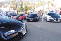 Tận mục 4 quái thú Bugatti Veyrons sát cánh bên nhau