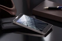 5000 đô cho chiếc smartphone Titan, nạm vàng 18K này