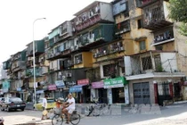 Di dời khẩn cấp dân khỏi 2 chung cư xuống cấp nghiêm trọng