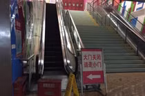 Bé 3 tuổi mất 3 ngón tay do tai nạn thang cuốn