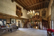 Bên trong chốn hưởng lạc thâu đêm của ông chủ Playboy