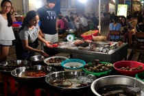 Tôm hùm, cá mặt quỷ ở chợ đêm đảo Lý Sơn