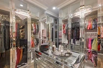 Căn hộ mang sự phóng khoáng của biển cả, phòng thay đồ xa xỉ, 80% là kính 