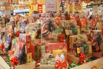 Hộp quà Tết giảm giá sập sàn... người mua coi chừng ngậm quả đắng  