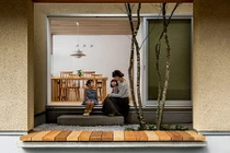 Không gian nhỏ thoáng mát với vườn cây giữa nhà