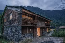 Mọc rêu kín tường, nhà gỗ vẫn đẹp mê hoặc