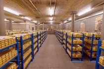 Bên trong kho vàng “tắc nghẽn” vì người xếp hàng rút vàng thỏi